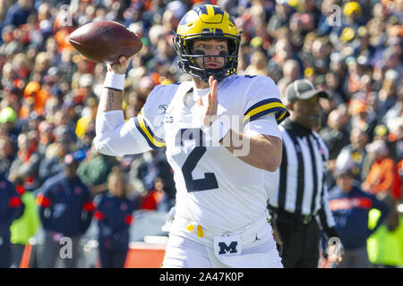 Champagne, Illinois, Stati Uniti d'America. Xii oct, 2019. Michigan quarterback SHEA PATTERSON (2) genera un passaggio durante la Michigan's 42-25 vittoria su Illinois presso il Memorial Stadium. Credito: Scott Mapes/ZUMA filo/Alamy Live News Foto Stock