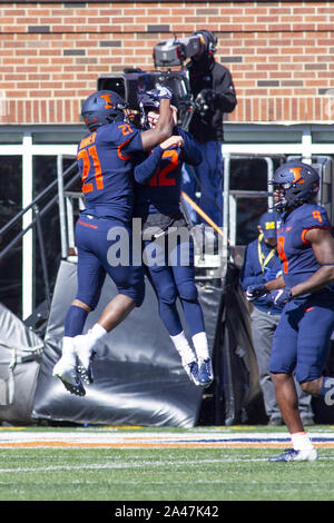 Champagne, Illinois, Stati Uniti d'America. Xii oct, 2019. Illinois giocatori festeggiare un touchdown durante il Michigan's 42-25 vittoria su Illinois presso il Memorial Stadium. Credito: Scott Mapes/ZUMA filo/Alamy Live News Foto Stock