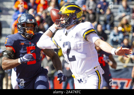 Champagne, Illinois, Stati Uniti d'America. Xii oct, 2019. Michigan quarterback SHEA PATTERSON (2) genera un passaggio durante la Michigan's 42-25 vittoria su Illinois presso il Memorial Stadium. Credito: Scott Mapes/ZUMA filo/Alamy Live News Foto Stock