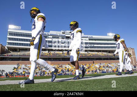 Champagne, Illinois, Stati Uniti d'America. Xii oct, 2019. Michigan giocatori warm up prima del loro gioco con Illinois presso il Memorial Stadium. Credito: Scott Mapes/ZUMA filo/Alamy Live News Foto Stock