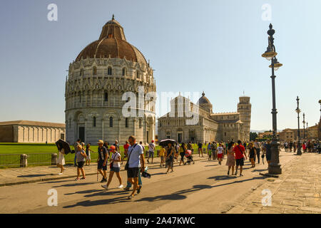 Vista panoramica della famosa Piazza dei Miracoli a Pisa con il Battistero di San Giovanni, la cattedrale e la Torre di Pisa, Toscana, Italia Foto Stock