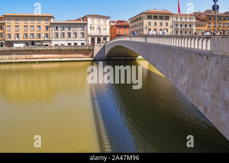 Vista del Ponte di Mezzo, un ponte sul fiume Arno e si trova nel centro storico di Pisa, in una soleggiata giornata estiva, Toscana, Italia Foto Stock