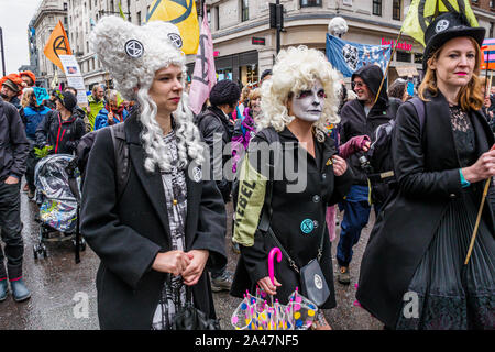 Londra, Regno Unito. Xii Ottobre 2019. Migliaia marzo da Marble Arch per Russell Square in una processione funebre guidato da XR Rosso di brigata con scheletri, un funerale jazz band e molte persone di trovare modi per esprimere il loro profondo dolore per l estinzione delle specie che avvengono a causa del riscaldamento globale e che minaccia il futuro della vita umana. Il mese di marzo ha avuto luogo il giorno della resistenza indigena per l anniversario di Colombus di sbarco nelle Americhe. Peter Marshall / Alamy Live News Foto Stock