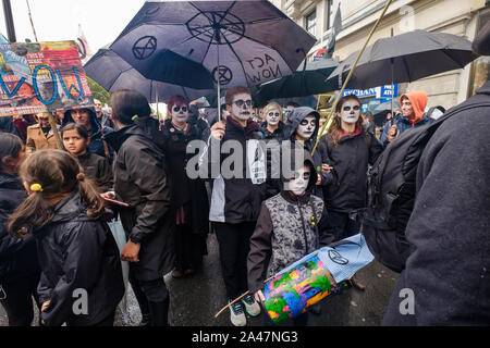 Londra, Regno Unito. Xii Ottobre 2019. Persone composta come teschi .migliaia marzo da Marble Arch per Russell Square in una processione funebre guidato da XR Rosso di brigata con scheletri, un funerale jazz band e molte persone di trovare modi per esprimere il loro profondo dolore per l estinzione delle specie che avvengono a causa del riscaldamento globale e che minaccia il futuro della vita umana. Il mese di marzo ha avuto luogo il giorno della resistenza indigena per l anniversario di Colombus di sbarco nelle Americhe. Peter Marshall / Alamy Live News Foto Stock