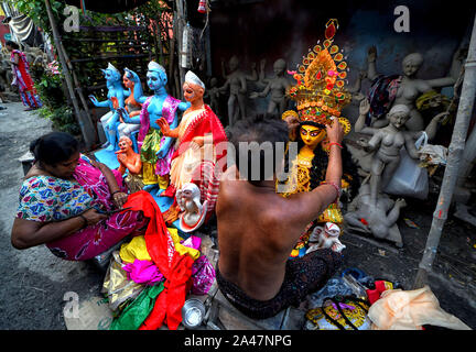 Kolkata, West Bengal, India. Xii oct, 2019. Un artista visto dare il tocco finale sull'idolo di dea Lakshmi al mozzo dell'artista in Kolkata.Kozagari Lakshmi puja adorato principalmente mediante il bengali indù dopo Durgapuja. Lakshmi è la dea della ricchezza secondo la mitologia indù e di essere adorato da casa in casa nella speranza di ricchezza da gli indù. Credito: Avishek Das/SOPA Immagini/ZUMA filo/Alamy Live News Foto Stock