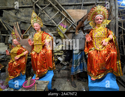 Kolkata, West Bengal, India. Xii oct, 2019. Un artista visto dare il tocco finale sull'idolo di dea Lakshmi al mozzo dell'artista in Kolkata.Kozagari Lakshmi puja adorato principalmente mediante il bengali indù dopo Durgapuja. Lakshmi è la dea della ricchezza secondo la mitologia indù e di essere adorato da casa in casa nella speranza di ricchezza da gli indù. Credito: Avishek Das/SOPA Immagini/ZUMA filo/Alamy Live News Foto Stock