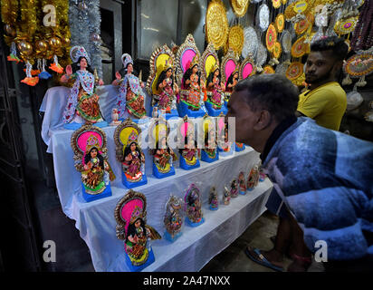 Kolkata, West Bengal, India. Xii oct, 2019. Lakshmi idoli visto sul display per finalità di vendita all'artista mozzo in Kolkata.Kozagari Lakshmi puja adorato principalmente mediante il bengali indù dopo Durgapuja. Lakshmi è la dea della ricchezza secondo la mitologia indù e di essere adorato da casa in casa nella speranza di ricchezza da gli indù. Credito: Avishek Das/SOPA Immagini/ZUMA filo/Alamy Live News Foto Stock