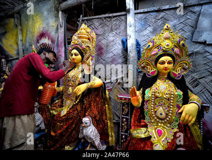 Kolkata, West Bengal, India. Xii oct, 2019. Un artista visto dare il tocco finale sull'idolo di dea Lakshmi al mozzo dell'artista in Kolkata.Kozagari Lakshmi puja adorato principalmente mediante il bengali indù dopo Durgapuja. Lakshmi è la dea della ricchezza secondo la mitologia indù e di essere adorato da casa in casa nella speranza di ricchezza da gli indù. Credito: Avishek Das/SOPA Immagini/ZUMA filo/Alamy Live News Foto Stock