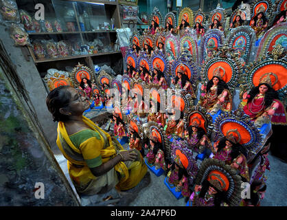 Kolkata, West Bengal, India. Xii oct, 2019. Una donna artista si siede con le sue creazioni per scopo di vendita prima di Lakshmi Puja Festival in Kolkata.Kozagari Lakshmi puja adorato principalmente mediante il bengali indù dopo Durgapuja. Lakshmi è la dea della ricchezza secondo la mitologia indù e di essere adorato da casa in casa nella speranza di ricchezza da gli indù. Credito: Avishek Das/SOPA Immagini/ZUMA filo/Alamy Live News Foto Stock