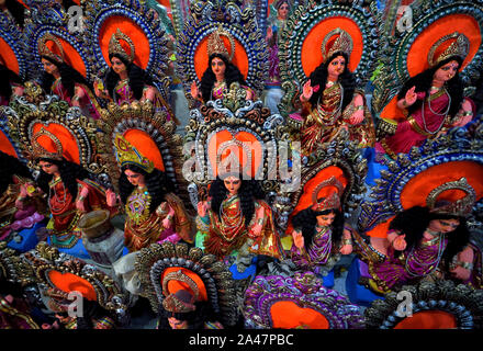 Kolkata, West Bengal, India. Xii oct, 2019. Lakshmi idoli visto sul display per finalità di vendita all'artista mozzo in Kolkata.Kozagari Lakshmi puja adorato principalmente mediante il bengali indù dopo Durgapuja. Lakshmi è la dea della ricchezza secondo la mitologia indù e di essere adorato da casa in casa nella speranza di ricchezza da gli indù. Credito: Avishek Das/SOPA Immagini/ZUMA filo/Alamy Live News Foto Stock