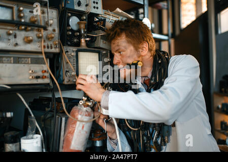 Lo scienziato pazzo conducendo un esperimento di laboratorio Foto Stock