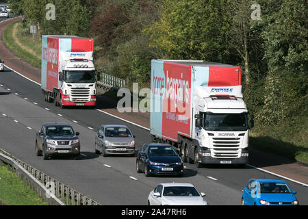 Home occasioni merci merci pesanti veicolo che viaggia in direzione nord sulla autostrada M6 vicino a Garstang in Lancashire, Regno Unito. Foto Stock