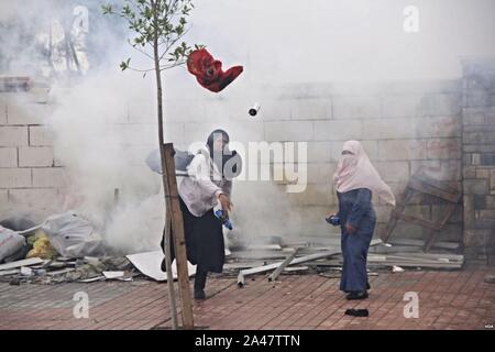 Femmina studenti islamista durante la protesta a Al-Azhar University in Cairo 11-Dec-2013. Foto Stock