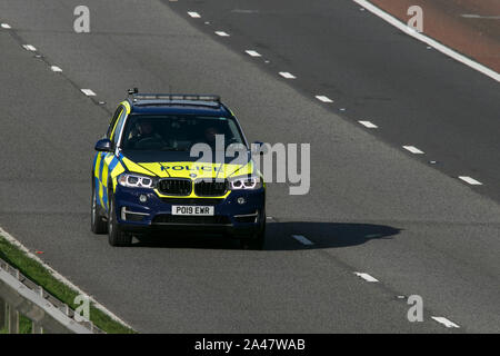 Una polizia BMW X5 di pattuglia sulla autostrada M6 vicino a Preston nel Lancashire, Regno Unito Foto Stock