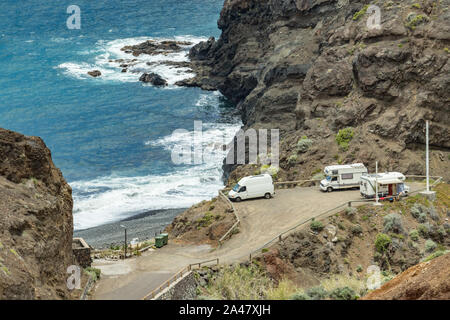 Vista del nord-est dell isola di La Gomera. Bellissimo oceano rocciosa costa con le onde che si infrangono. Playa de Caleta, La Gomera, isole Canarie, Spagna. Foto Stock