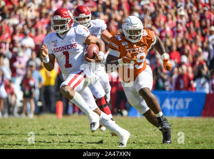 Oct 12, 2019: Oklahoma Sooners quarterback Jalen Hurts #1 passati per 235 yards e 3 touchdowns durante il NCAA Red River gioco di rivalità tra le università di Oklahoma Sooners e la University of Texas Longhorns al Cotton Bowl Stadium al Fair Park di Dallas, TX Albert Pena/CSM Foto Stock