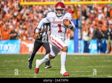 Oct 12, 2019: Oklahoma Sooners quarterback Jalen Hurts #1 passati per 235 yards e 3 touchdowns durante il NCAA Red River gioco di rivalità tra le università di Oklahoma Sooners e la University of Texas Longhorns al Cotton Bowl Stadium al Fair Park di Dallas, TX Albert Pena/CSM Foto Stock