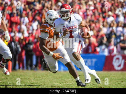 Oct 12, 2019: Oklahoma Sooners quarterback Jalen Hurts #1 passati per 235 yards e 3 touchdowns durante il NCAA Red River gioco di rivalità tra le università di Oklahoma Sooners e la University of Texas Longhorns al Cotton Bowl Stadium al Fair Park di Dallas, TX Albert Pena/CSM Foto Stock