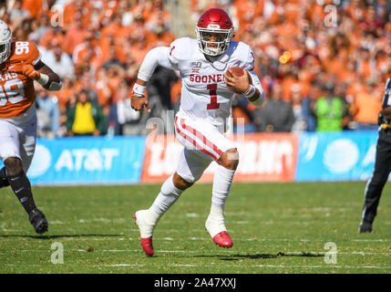 Oct 12, 2019: Oklahoma Sooners quarterback Jalen Hurts #1 passati per 235 yards e 3 touchdowns durante il NCAA Red River gioco di rivalità tra le università di Oklahoma Sooners e la University of Texas Longhorns al Cotton Bowl Stadium al Fair Park di Dallas, TX Albert Pena/CSM Foto Stock