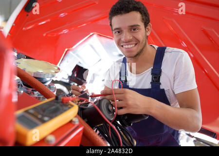 Felice l'uomo lavora nel suo garage Foto Stock