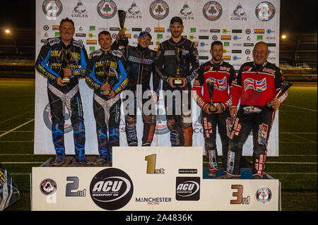 Manchester, Regno Unito. 11 ottobre 2019. Top 3: (l-r) Matteo Tyrrell & Liam marrone (2nd), Carl Pugh & Mark Cossar (1a) e Bradley Steer & Mick grotta (3rd)durante l'ACU Sidecar Speedway Manchester Masters, Belle Vue National Speedway Stadium e Manchester Venerdì 11 ottobre 2019 (credito: Ian Charles | MI News) Credito: MI News & Sport /Alamy Live News Foto Stock