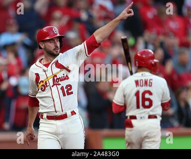 San Louis, Stati Uniti d'America. Xii oct, 2019. Louis Cardinals Paul DeJong (12) festeggia il punteggio sul compagno di squadra Jose Martinez la palla sopra la testa dei cittadini di Washington center fielder Michael A. Taylor nell ottavo inning di gioco 2 del campionato nazionale di serie Busch Stadium di St Louis Sabato, 12 ottobre 2019. Ai cittadini di portare i Cardinali 1-0 nella serie. Foto di Bill Greenblatt/UPI Credito: UPI/Alamy Live News Foto Stock