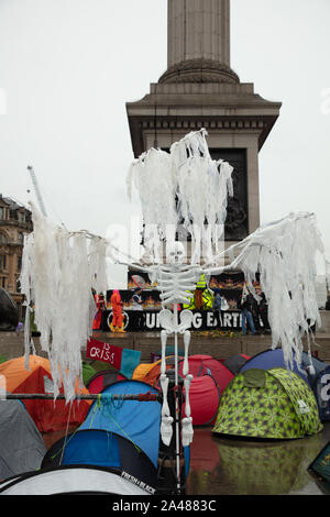 Londra, Regno Unito. Xii Ottobre 2019. Lo scheletro visto su Trafalgar Square durante la ribellione di estinzione due settimana di protesta a Londra. Credito: Joe Kuis / Alamy News Foto Stock