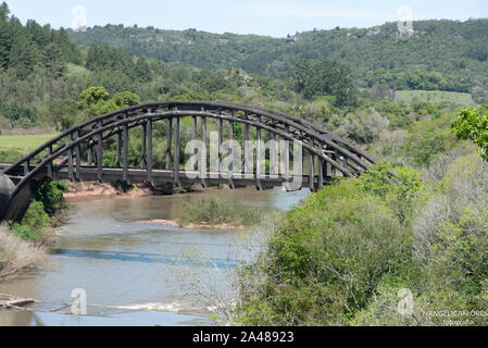 Abbandonato il ponte ferroviario situato al confine della città di Jaguari con Santiago e sud della nuova speranza, stato RS, Brasile. Meta turistica del ru Foto Stock