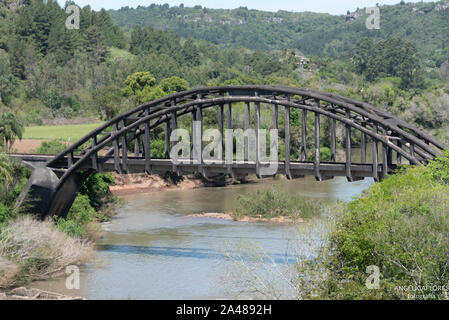 Abbandonato il ponte ferroviario situato al confine della città di Jaguari con Santiago e sud della nuova speranza, stato RS, Brasile. Meta turistica del ru Foto Stock