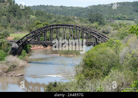 Abbandonato il ponte ferroviario situato al confine della città di Jaguari con Santiago e sud della nuova speranza, stato RS, Brasile. Meta turistica del ru Foto Stock