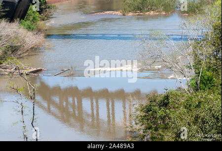 Abbandonato il ponte ferroviario situato al confine della città di Jaguari con Santiago e sud della nuova speranza, stato RS, Brasile. Meta turistica del ru Foto Stock