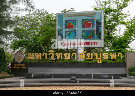 Chon Buri, Tailandia - 16 Marzo 2019: vita di grandi dimensioni schermo video e in oro sillabato nome di Burapha University con logo e emble, a lungo-disco Ba Foto Stock