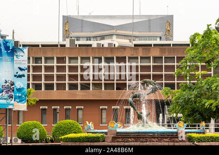 Chon Buri, Tailandia - 16 Marzo 2019: Scienze Marine edificio marrone davanti a Burapha University sulla Long-Hard Bangsaen Road. Giardino con dolphin founta Foto Stock