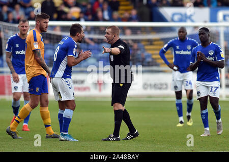 Mansfield, Regno Unito. Xii oct, 2019. MANSFIELD, Inghilterra. Ottobre 12th Oldham è Filipe Morais è inviato fuori durante il cielo scommettere League 2 match tra Mansfield Town e Oldham Athletic a uno stadio di chiamata, Mansfield sabato 12 ottobre 2019. (Credit: Eddie Garvey | MI News) La fotografia può essere utilizzata solo per il giornale e/o rivista scopi editoriali: Credito MI News & Sport /Alamy Live News Foto Stock