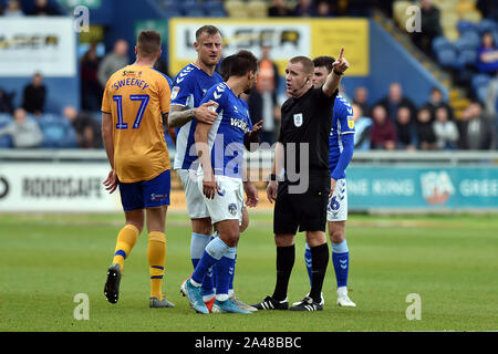 Mansfield, Regno Unito. Xii oct, 2019. MANSFIELD, Inghilterra. Ottobre 12th Oldham è Filipe Morais è inviato fuori durante il cielo scommettere League 2 match tra Mansfield Town e Oldham Athletic a uno stadio di chiamata, Mansfield sabato 12 ottobre 2019. (Credit: Eddie Garvey | MI News) La fotografia può essere utilizzata solo per il giornale e/o rivista scopi editoriali: Credito MI News & Sport /Alamy Live News Foto Stock