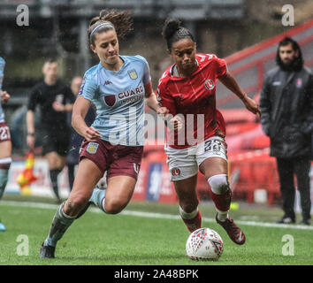 Londra, Regno Unito. Xii oct, 2019. Londra, Regno Unito il 12 ottobre. Stobhan Wilson di Charlton Athletic donne combatte Ella Franklin-Fraiture di Aston Villa per le donne per la sfera durante FA campionato delle donne tra Charlton Athletic e Aston Villa al Valley Stadium, Londra, Regno Unito il 12 ottobre 2019 Credit: Azione Foto Sport/Alamy Live News Foto Stock