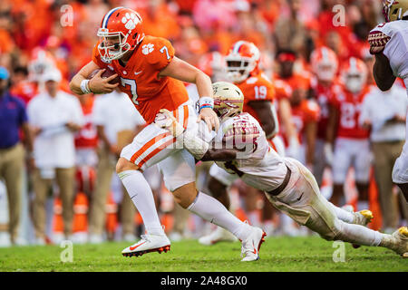 Clemson Tigers quarterback Chase Brice (7) durante il NCAA college football gioco tra la Florida State University e Clemson sabato 12 ottobre 2019 presso il Memorial Stadium di Clemson, SC. Giacobbe Kupferman/CSM Foto Stock