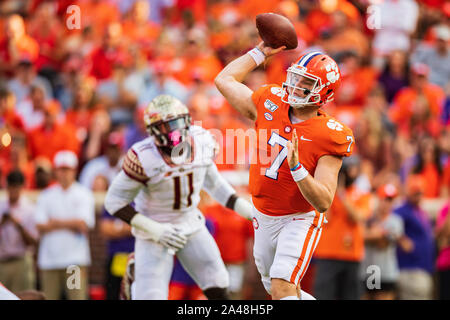 Clemson Tigers quarterback Chase Brice (7) durante il NCAA college football gioco tra la Florida State University e Clemson sabato 12 ottobre 2019 presso il Memorial Stadium di Clemson, SC. Giacobbe Kupferman/CSM Foto Stock