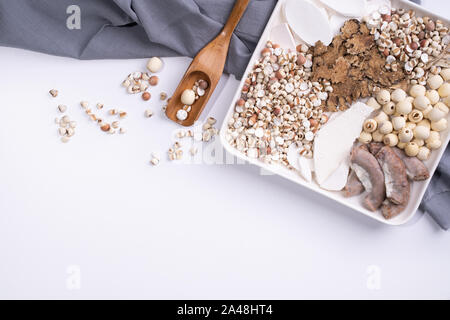 Ingredienti di quattro tonici zuppa, quattro aroma di erbe zuppa. Taiwan cibo tradizionale con i tears, erbe aromatiche, gli intestini di maiale su sfondo bianco Foto Stock