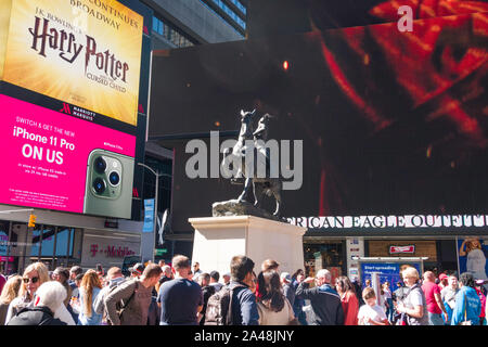 "Voci di guerra' scultura di Kehinde Wiley è temporaneamente sul display in Times Square a New York City, Stati Uniti d'America Foto Stock