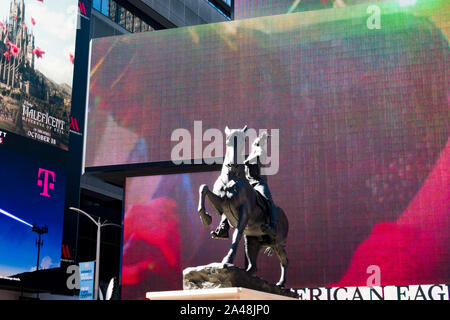 "Voci di guerra' scultura di Kehinde Wiley è temporaneamente sul display in Times Square a New York City, Stati Uniti d'America Foto Stock