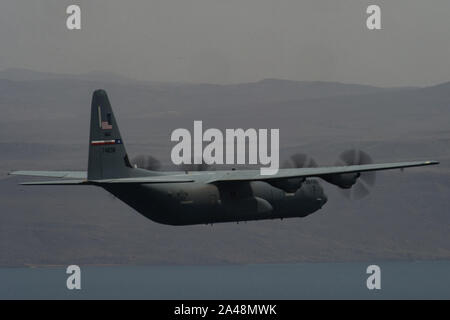 Una C-130J Super Hercules assegnato al settantacinquesimo Expeditionary Airlift Squadron vola basso livelli Giugno 26, 2019, in Africa orientale. Il 75 EAS supporta Combined Joint Task Force-Horn dell Africa con evacuazioni mediche, soccorsi in caso di calamità umanitarie e Air drop operazioni. (US Air Force foto di Senior Airman Sean Carnes) Foto Stock