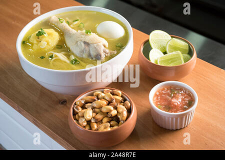 Caldo de gallina il peruviano classica zuppa di noodle al pollo. Cancha. Foto Stock