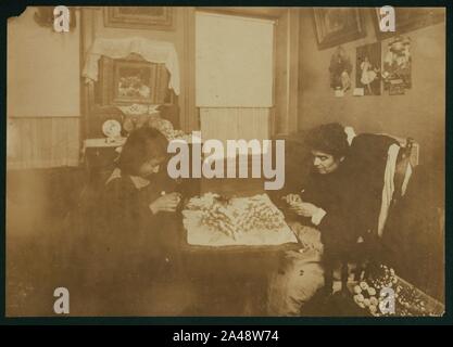 Fiore. Una scena notturna (foto a 10-30 P.M. e non finito, Jan 29, 1912). Carrie Brindisi,12 anni, 134 1-2 Thompson Street, 2(nd) Fl(oor) anteriore. Porta (sic) va a scuola. Foto Stock