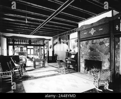 Il camino e la stanza di seduta Canyada Hotel Washington LaGrande ca 1916 (barra 14).