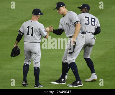 Houston, Stati Uniti d'America. Xii oct, 2019. New York Yankees Aaron giudice (C) e Brett Gardner (11) salto celebrare con il suo compagno di squadra Cameron Maybin (38) dopo aver battuto Houston Astros in gioco 1 della American League campionato di serie a Minute Maid Park a Houston, Texas, Sabato 12 Ottobre, 2019. Gli Yankees beat Astros 7-0 a prendere un 1-0 portano nel migliore dei sette ALCS. Foto di Trask Smith/UPI Credito: UPI/Alamy Live News Foto Stock