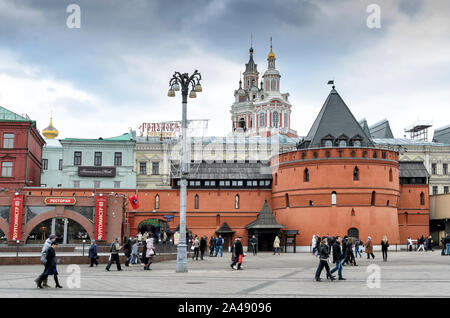 MOSCA, RUSSIA - 8 MARZO 2014: Persone sconosciute camminano sulla Piazza del Teatro vicino al ristorante Old Tower. Si trova nell'antica cinta muraria della città cinese. Poll Foto Stock