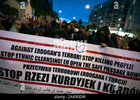 Varsavia, Polonia. Undicesimo oct, 2019. Manifestanti tenendo un massiccio anti-banner di guerra durante il mese di marzo.centinaia di persone si sono radunate presso l'ambasciata turca a Varsavia per protestare contro l'invasione turca del nord della Siria e a mostrare solidarietà con il popolo curdo. Manifestanti hanno incluso il nativo di curdi che sono venuti con le bandiere del Kurdistan, YPG (Persone Unità di Protezione), il PKK (Partito dei Lavoratori del Kurdistan) e con l'immagine di Abdullah Ocalan - leader del PKK. Credito: SOPA Immagini limitata/Alamy Live News Foto Stock