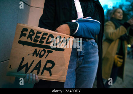 Varsavia, Polonia. Undicesimo oct, 2019. Un anti-guerra in cartellone durante la protesta.centinaia di persone si sono radunate presso l'ambasciata turca a Varsavia per protestare contro l'invasione turca del nord della Siria e a mostrare solidarietà con il popolo curdo. Manifestanti hanno incluso il nativo di curdi che sono venuti con le bandiere del Kurdistan, YPG (Persone Unità di Protezione), il PKK (Partito dei Lavoratori del Kurdistan) e con l'immagine di Abdullah Ocalan - leader del PKK. Credito: SOPA Immagini limitata/Alamy Live News Foto Stock