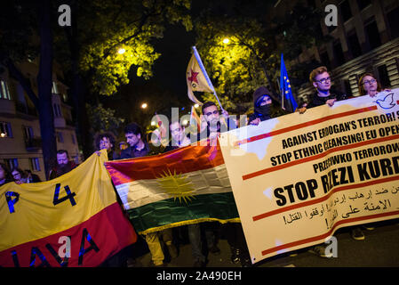 Varsavia, Polonia. Undicesimo oct, 2019. Manifestanti marciano lungo le strade tenendo banner durante la dimostrazione.centinaia di persone si sono radunate presso l'ambasciata turca a Varsavia per protestare contro l'invasione turca del nord della Siria e a mostrare solidarietà con il popolo curdo. Manifestanti hanno incluso il nativo di curdi che sono venuti con le bandiere del Kurdistan, YPG (Persone Unità di Protezione), il PKK (Partito dei Lavoratori del Kurdistan) e con l'immagine di Abdullah Ocalan - leader del PKK. Credito: SOPA Immagini limitata/Alamy Live News Foto Stock